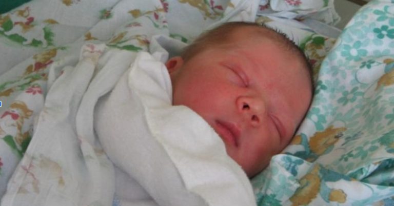 Залишену в пологовому будинку Юлю хотіли забрати відразу три родини.