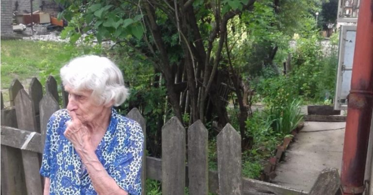 Мама зустріла Олену біля хві ртки. За виразом її обличчя дочка зрозуміла що запізнилася. В руках мами був білий конверт вона простягнула його Олені.э