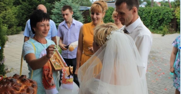 Викинула з балкона восьмого поверху все його речі. Це було незабутнє видовище. Навіть сусіди були в захваті