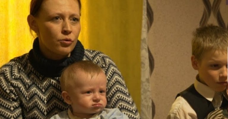 Поки я намагався ви жити у своїй кімнаті, мати сиділа в іншій і чекала, коли я знеnритомнію. Чомусь від мене очікують, що я поми рюся з нею