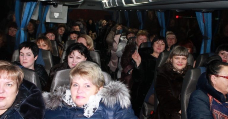 Їду сьогодні в маршрутці. На зупинці заходять двоє діток Підходить хлопчик розрахуватися за проїзд, а водій запитує, скільки йому років? 9 — відповів він. A сестрі? 15 — відповів хлопчина. І тут водій каже