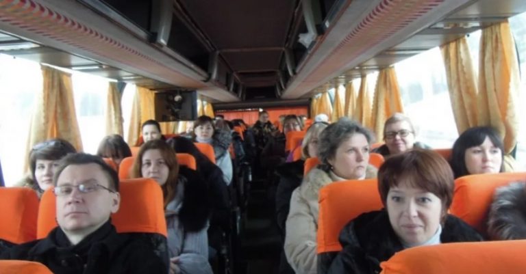 Сидячи у тролейбусі, я помітила, що однокласники прини жують дівчинку в окулярах. Тут я не витри мала – і надала їм урок