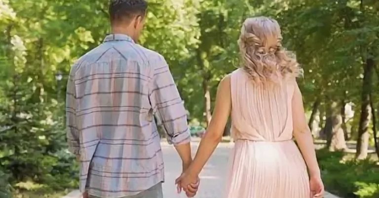 Весілля грали на все село. Зібралася вся сім’я і сусіди. Раптом наречена зблідла. Вона побачила серед гостей Миколу. Її перша любов, їх розлучила його мати, не хотіла, щоб лікар одружився з медсестрою.