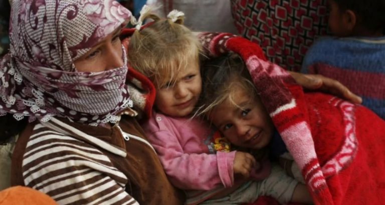 Ми сиділи з донькою на вокзалі, не знаючи, що робити далі. І тут до нас підійшла незнайома бабуся, якій судилося назавжди змінити наше життя