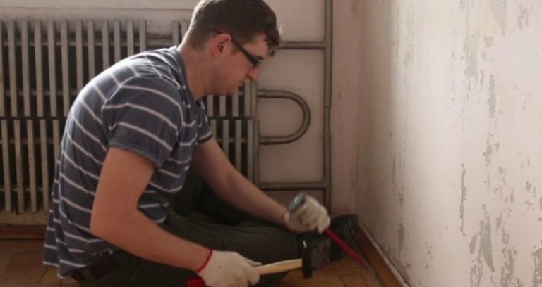 Люба побачила, що в її старому будинку йдуть ремонтні роботи. А потім близька подруга проговорилася, що повернувся її син із-за кордону