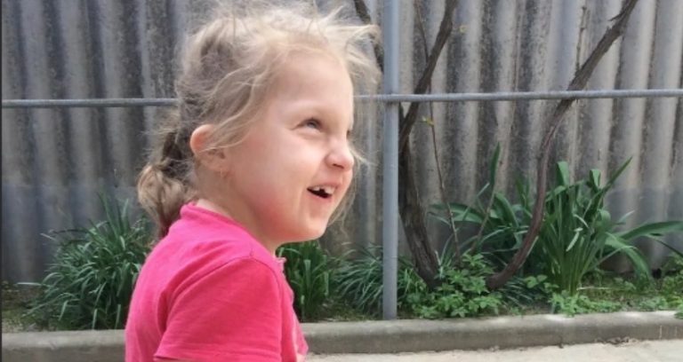 -Мам я заrубилася. тут тільки занедбане будівництво, довкола дуже темно… тут дуже багато бродячих собак