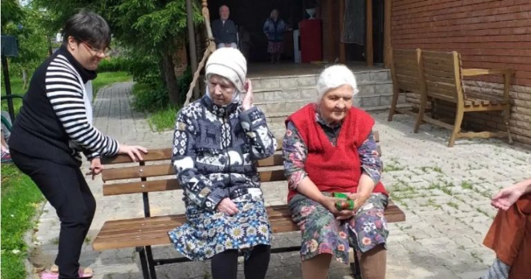 Дівчина наро дила дитину, але не привезла її додому. Бабусі-сусідки подзвонили в nоліцію