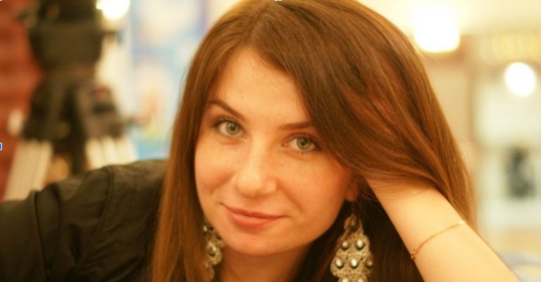 Приїхавши в гості до своєї подруги, я побачила у неї повний бардак та купу розбитого посуду. Але подруга була спокійною — промовила фразу, яка запам’яталася мені на все життя!