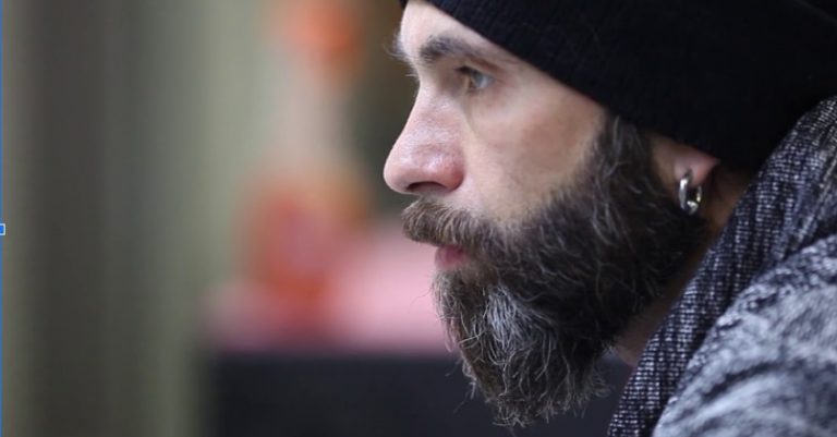 Сусіди на мене ображаються, бо я не хочу допомогти багатодітній родині, яка живе в нашому будинку