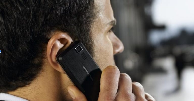 Я підняв слухавку і почув: Микола Я ваг ітна Ура. Все б нічого, але поряд сиділа дружина.