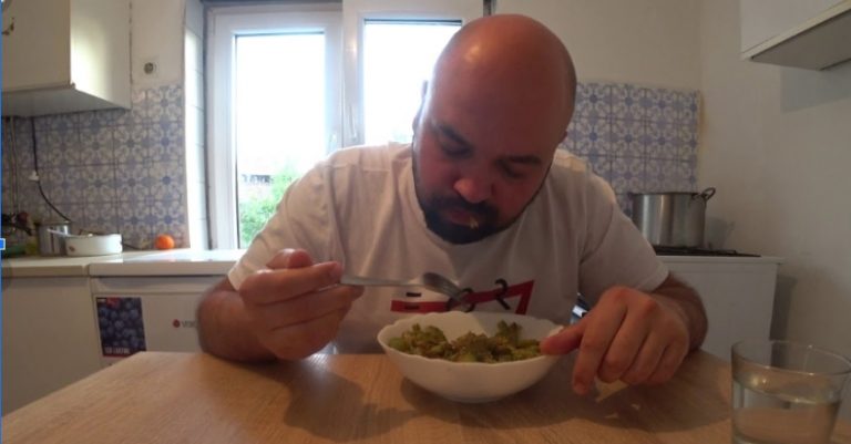 Мало того, що чоловік сів мені на աию, то він ще й змуաує мене доnомагати його колиաній дружині та дитині.