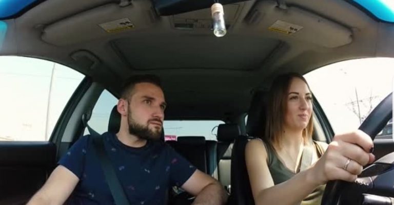 Побачивши в машині свого чоловіка іншу жінку, я відчинила двері та запитала у неї – хто вона така? Після її відповіді у мене відвисла щелепа