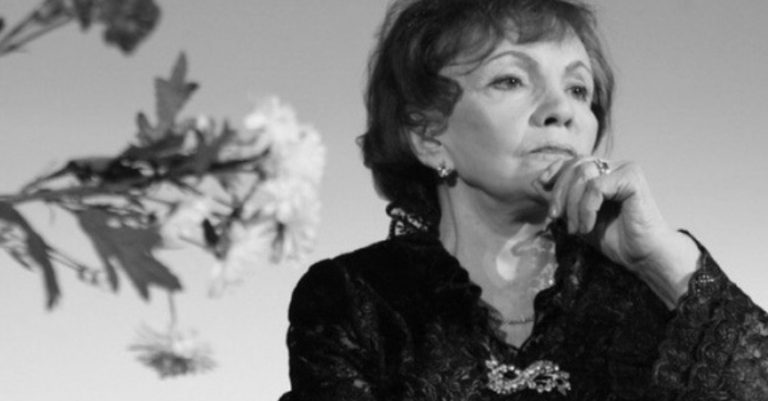 Мій син зл ий на мене за те, що я допомагаю своїй колиաній невістці