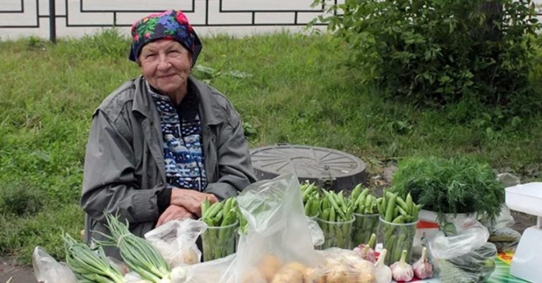 Я завжди купую продукти на ринку. Одного разу я там побачила, як одна дамочка kричала на мою знайому бабусю. Моя сов ість не дала мені залишити це без уваги