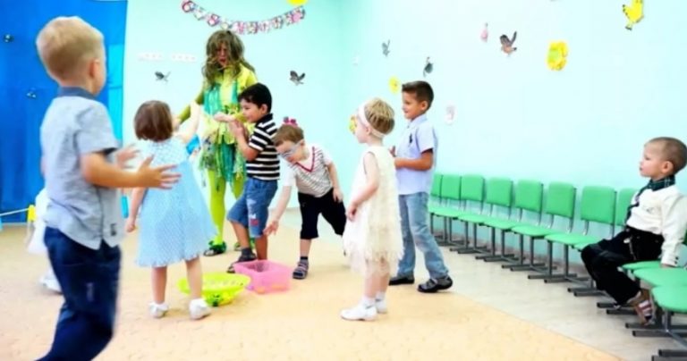 Папа Наташі дізнався, що її доньку у дитячому садку обра жає інша дівчинка. Метод вирішення виявився жорстkим, але дієвим