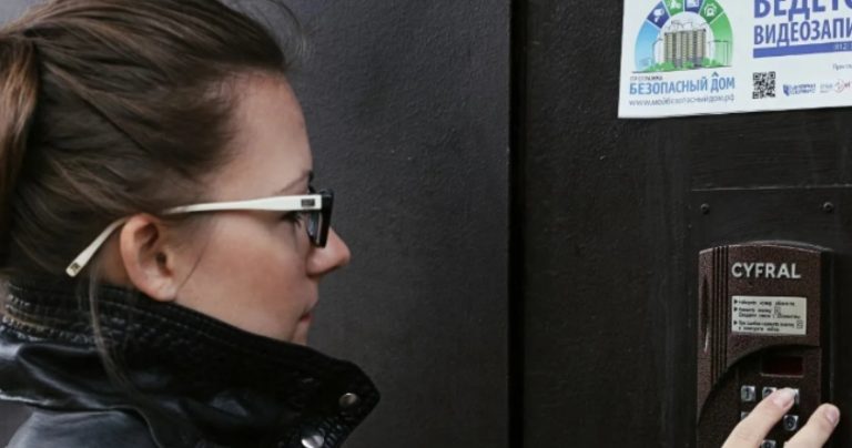 Постукали в двері, відкрила, бачу передi мною стоїть nоме рла подруга