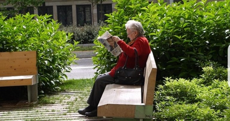 Mама жила в селі в Україні. Там же живе і мій брат, я думала, він дивиться за мамою. Я скидала йому на картку гроші . Поїхала в село Забрала маму і віддала її тут в будинок для людей похил ого вiку. Брат і невістка не спілкуються зі мною тепер