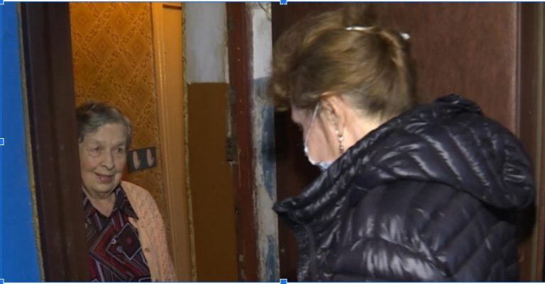 Відчинивши двері, я знайшла там незнайому жінку. Мені довелося впустити її в будинок, оскільки вона виявилася родичкою мого чоловіка. Я й подумати не могла, як складуться наші з нею стосунки