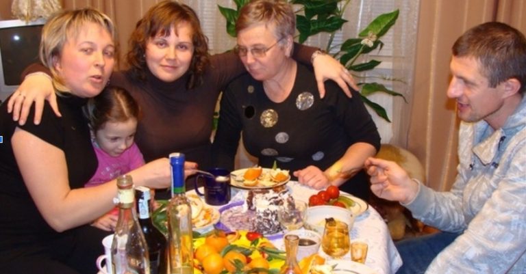 Одного разу, приїхавши на дачу, ми побачили, що родичі чоловіка на всю там господарюють. На моє щастя, чоловік вирішив моментально покінчити з цією сітауцією.