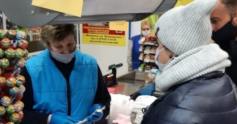 Франківськ. Я думала — задихнусь від сміху! На касі жінка, років 45 — все, як любив Бальзак, але в кепці Адідас. Купує запальничку. Касирка дивиться на неї: — Ой, жінка, вам погано?