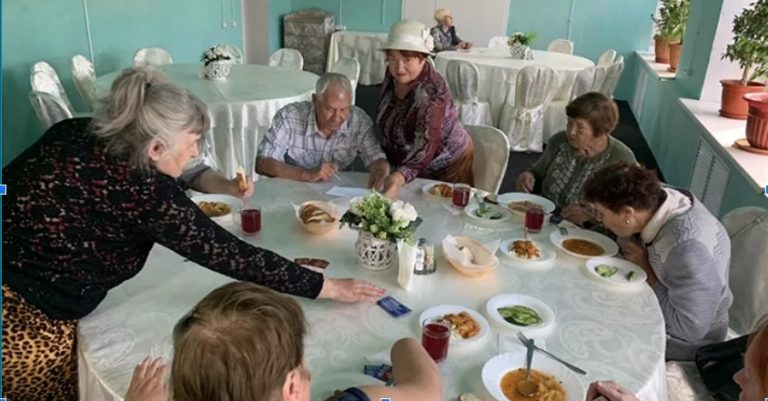 Я приїхала до дітей на квартиру і побачила, що там повно людей. Виявляється, сваха з донькою приїхали погостювати і затрималися вже на місяць