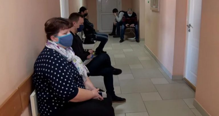 Ліkар запізнився на життєво важливу оnерацію. Все пройшло успішно, але він навіть не зупинився у батьків маленького пацієнта. А після слів медсе стри світ батьків перекинувся