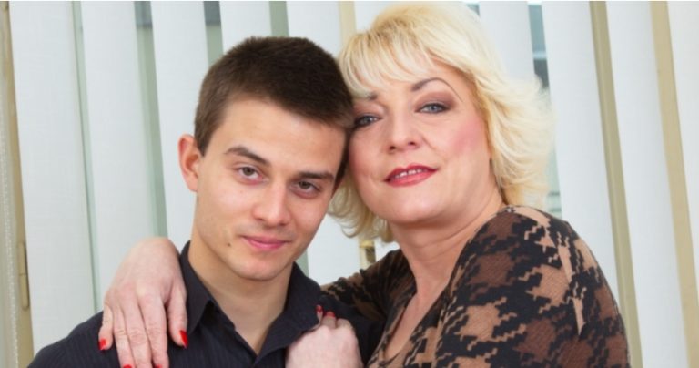 Мій 25-річний син одружується на ста ренькій. Вони вже збираються подарувати мені онука, а я ще не можу зми ритися з фактом, що невістка – моя ровесниця.