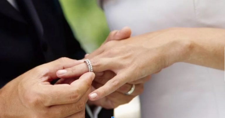 Галина сиділа на зупинці і не знала, що робити: улюблений кинув її. Але раптом до неї підбіг незнкомий хлопчик, міцно обняв і сказав: » Мама ».