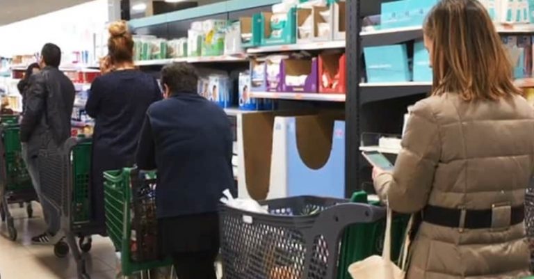 Я стояла в черзі в супермаркеті, коли деякі дівчата ззаду мене стали глузувати з іншого хлопця. Тут я мало не луснула від люті