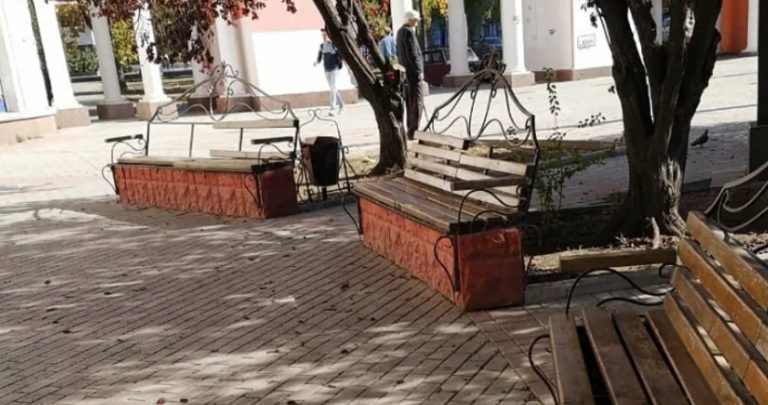 Рідна мати залишила мерзнути на лавці, сказала, що я погробила їй життя, і втекла. Те, що зі мною було потім, словами не описати