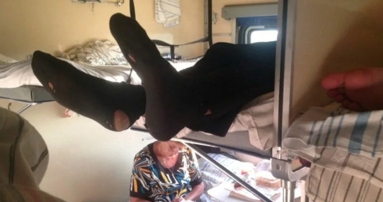 У поїзді матуся включила на телефоні мультики для синочка. На повну гучність. Вона не хотіла поставити навушники. Я дістав свій ноутбук. Ввів у рядок пошуку “мультфільм для дорослих і включив на повну гучність..