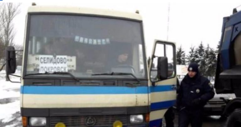 Сталося все сьогодні вранці в маршрутці. Заходить молодий хлопець, з сумкою, з якої ледь визирала військова форма. Через пару хвилин задзвонив телефон .