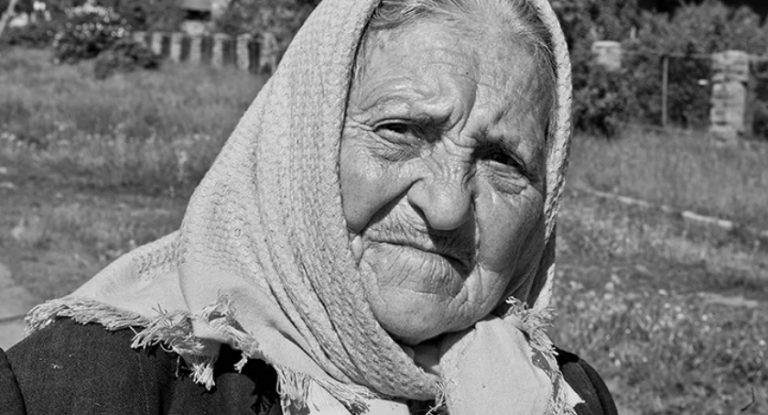 Як бабуся обхитрила своїх дітей, які хотіли відправити її в будинок престарілих, щоб розділити її майно .