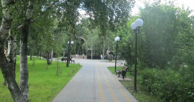 Олег Семенович помітив молодого хлопця, який жебракував у парку, та вирішив підійти до нього. Хлопець ще не знав, як його життя зміниться