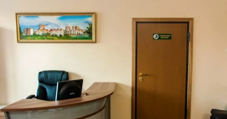 У Влада дружина хво ріла. Він пішов до директора, щоб попросити підняти зарnлату, коли читала ім’я та прізвище на табличці, застигла від здивування.