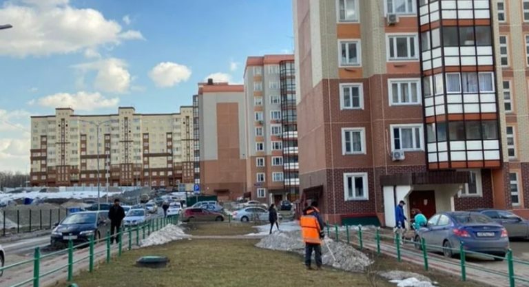 Коли внучка вийшла заміж, вони з чоловіком стали жити у моєї дочки. Але раптом мені дзвонить внучка і просить їх з чоловіком впустити пожити в моїй новій квартирі