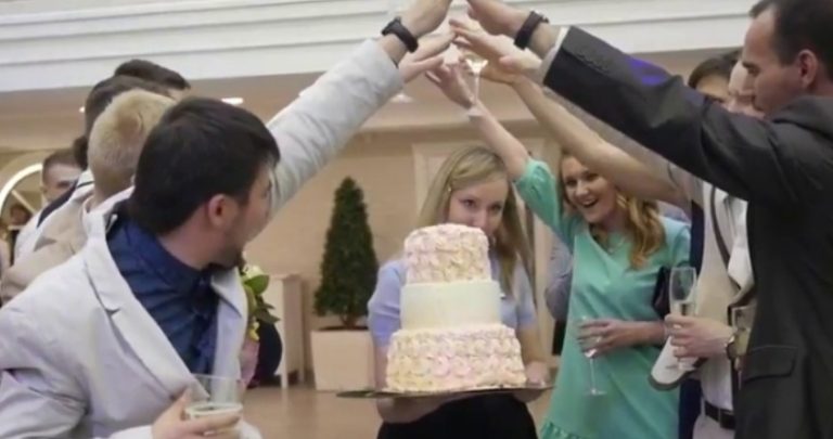 Онук запросив бабусю на свій випускний, бо в юності у неї не вийшло побувати на власному святі.