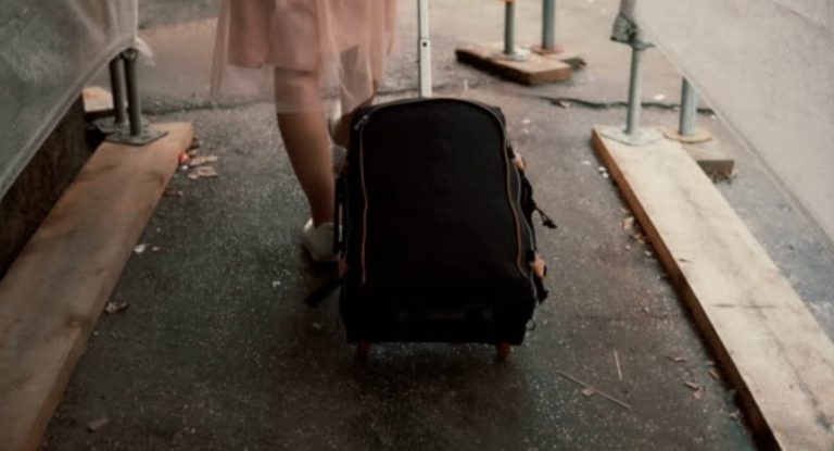 — Привіт, Сеструнь Зустрічай мешканців — сестра ввалилася в квартиру, в одній руці тримаючи дитину, іншою рукою тягнучи валізу. — Данька прописати треба буде, щоб садок дали.