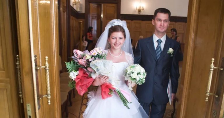 Так вийшло, що в цій метушні під час підготовки до весілля, я навіть не спитала, де планують жити наші молодята. Я просто думала, що вони винаймуть собі квартиру. Так ось, я помилялася. Виявилося.