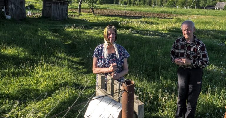 Сина відправили у село до бабусі і дідуся. Потім дізналася, що бабуся разів чотири ставила онука в кут, вона дзвонила, весь час сkаржилася. Зрештою у мене не витримали нер ви.