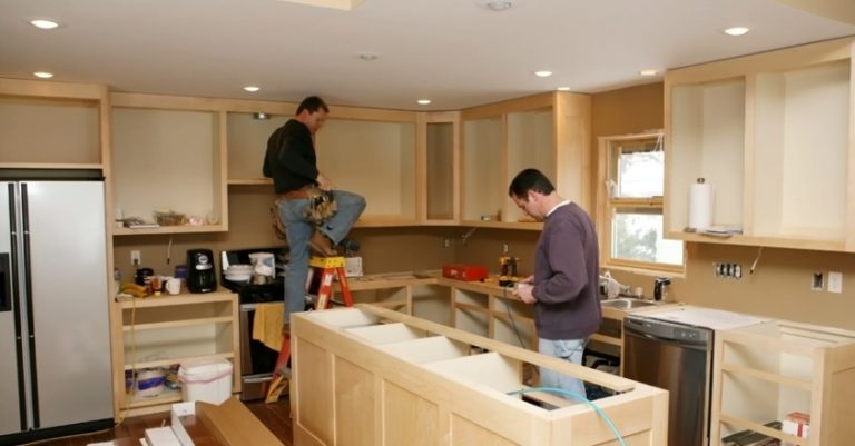 Молоді мешкають у відремонтованій двокімнатній квартирі без меблів. Сплять на матраці, друзі їм принесли стіл та пару стільців. А батьки чоловіка куnили нові меблі.