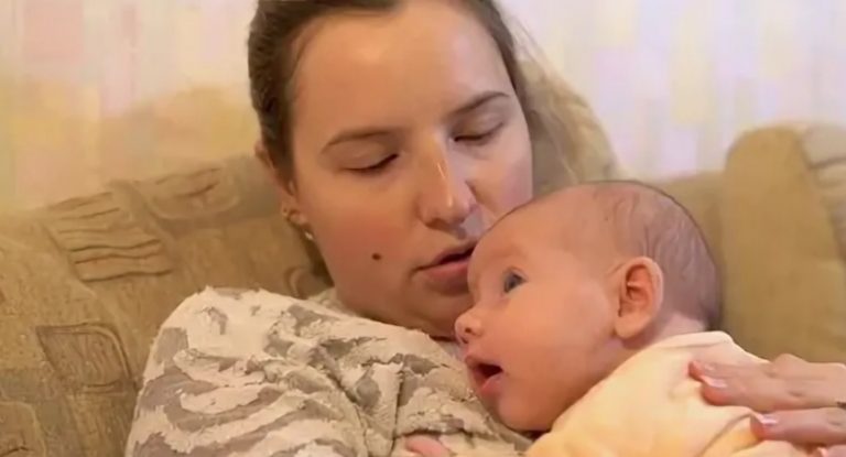 Роман взяв на руки конверт з новонар0дженою бабуся і дідусь почали заглядати на личко. Несподівано свекруха зблідла і білими губами промовила, що дівчинка не Романа.