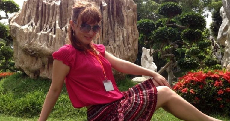 Мені так сумно дивитися на свою старшу сестру… Вона ніби проклята своєю красою, і зараз я розповім вам, як це сталося. Хто б міг подумати, що наші долі зіграють з нами такий злий жа рт.