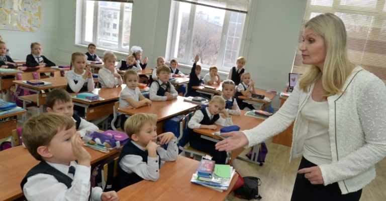 Вчителька побачила, як діти сміються з однокласници, одразу зробила  їм зауваження. Потім вирішила дізнатися, чому вона така недоглянута і тиха.