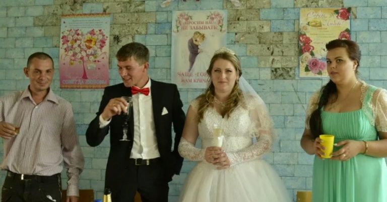 Подруга запросила на своє весілля. Я куnила гарне плаття, зробила макіяж. Увійшла до зали й побігла до подруги. Побачивши нареченого, застигла на місці. На хвилину не змогла дихати