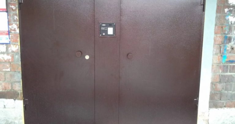 Нещодавно я помітила, що в наш домофон почали часто дзвонити і попросити відчинити для них двері. Потім тільки ми з’ясували  у чому справа.