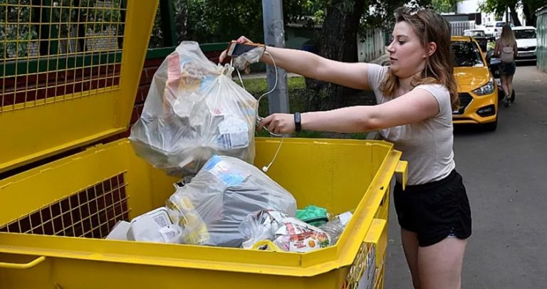 Xотіла викинути на смітник старі продукти, як почула: – Можна мені забрати цей пакет собі? Повернулась, поруч стояв хлопчик років дев’яти-десяти.