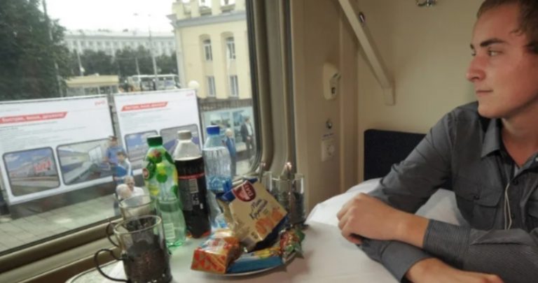 Їхав я якось на поїзді вночі не міг заснути і вирішив піти в туа лет. Це було найгірше рішення в моєму житті більше ніколи в поїзд не сяду