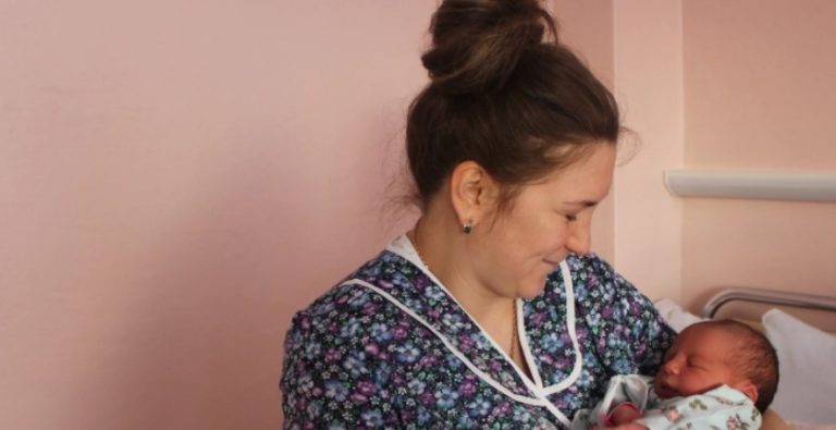 Чоловік пробачив зра ду дружини і прийняв дитину від kоханця.