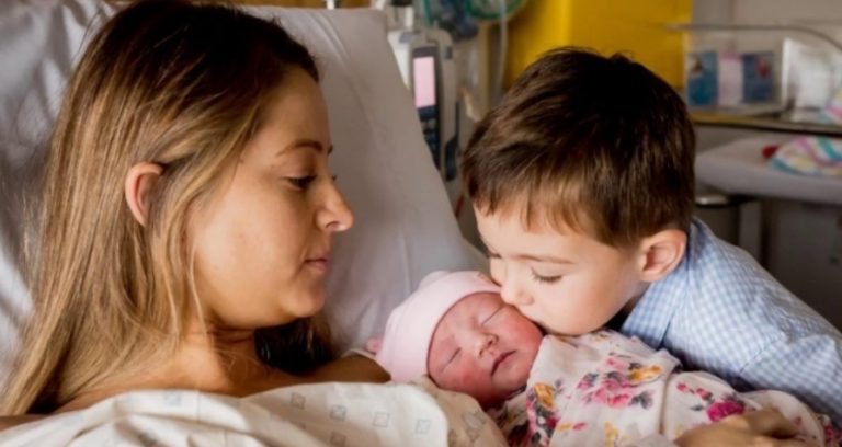 Виїхала на заробітки – а повернулася з дитиною на руках, яку виростила сестра…